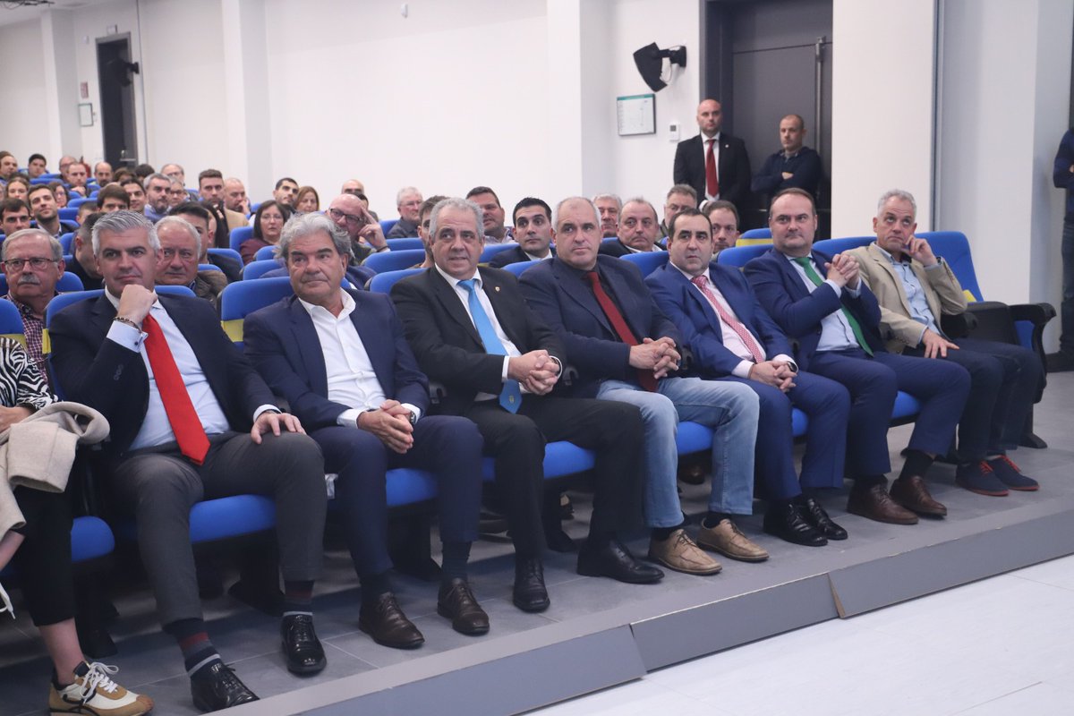 asturfutbol's tweet photo. El acto contó con la presencia de la Junta Directiva de @asturfutbol y también con la de Vicente Lizondo Cortés, Vicepresidente del @CTARFEF https://t.co/Dr6012alGH