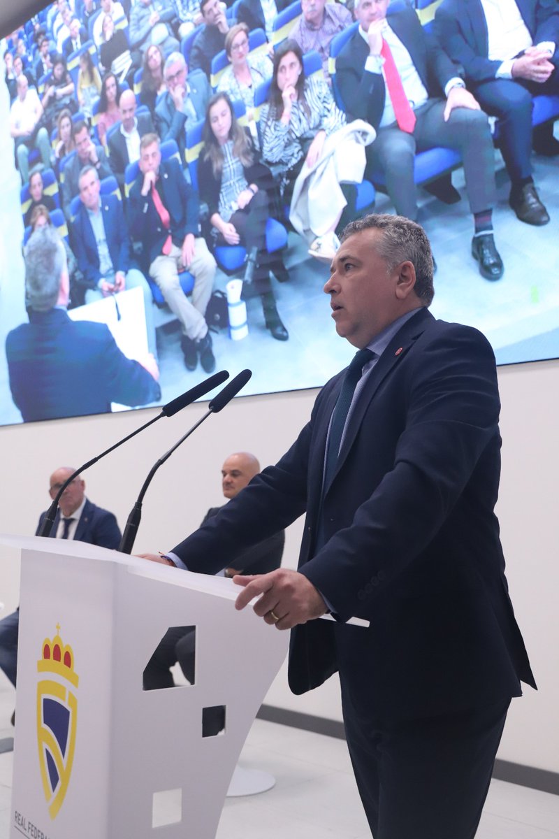 asturfutbol's tweet photo. El acto contó con la presencia de la Junta Directiva de @asturfutbol y también con la de Vicente Lizondo Cortés, Vicepresidente del @CTARFEF https://t.co/Dr6012alGH