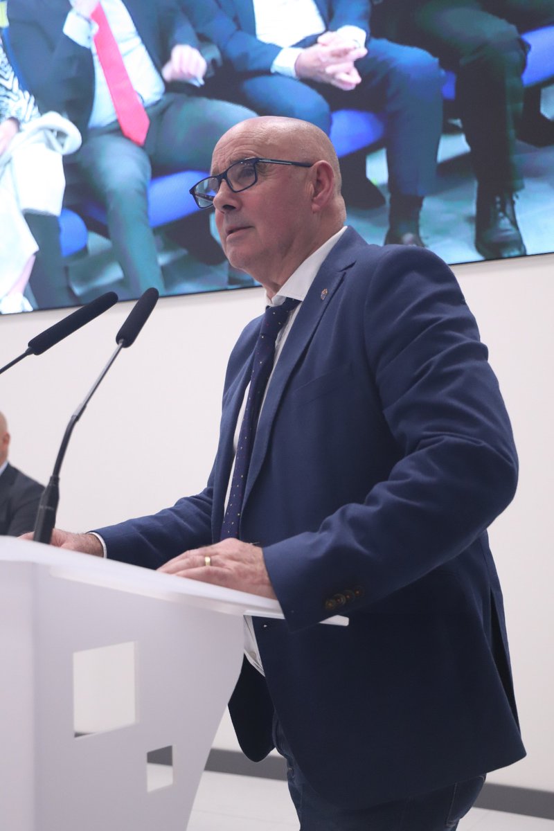 asturfutbol's tweet photo. El acto contó con la presencia de la Junta Directiva de @asturfutbol y también con la de Vicente Lizondo Cortés, Vicepresidente del @CTARFEF https://t.co/Dr6012alGH