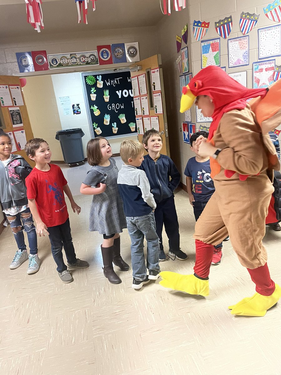 JackPNixSchool's tweet photo. JPN students had a special surprise TURKEY visitor today to get us ready for THANKSGIVING!!!🦃😋 A huge shout out to Amanda Lammers for putting a smile on our students’ faces today! https://t.co/UvVe3xemLD