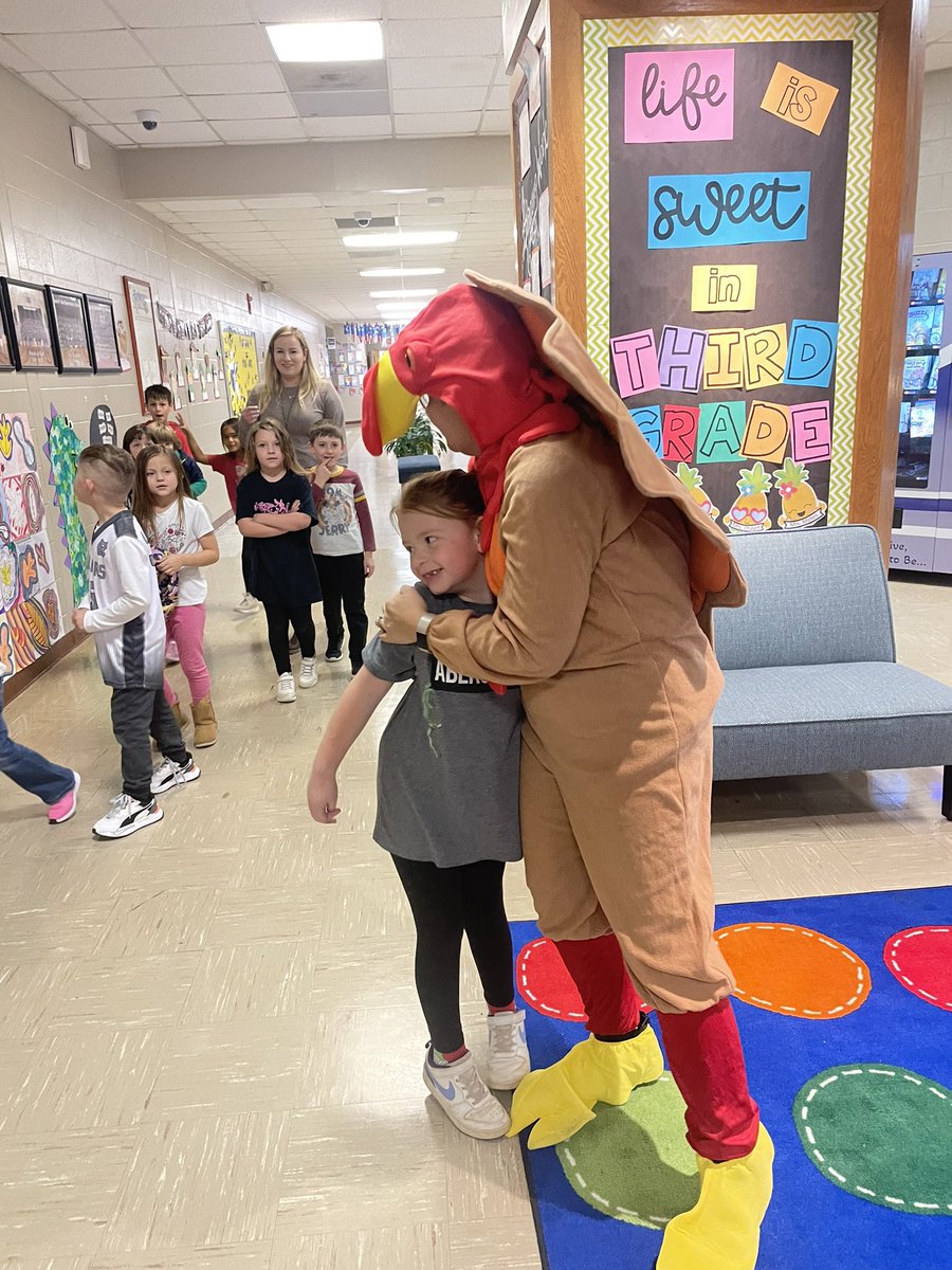 JackPNixSchool's tweet photo. JPN students had a special surprise TURKEY visitor today to get us ready for THANKSGIVING!!!🦃😋 A huge shout out to Amanda Lammers for putting a smile on our students’ faces today! https://t.co/UvVe3xemLD