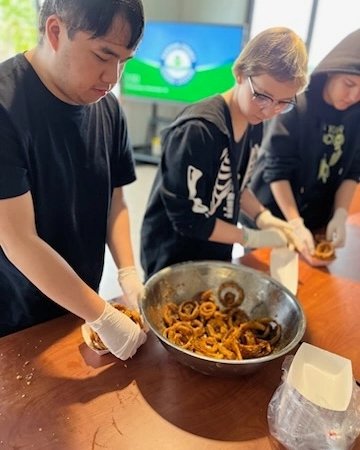 SimsAcademyIT's tweet photo. School-Based Enterprise at Work - Intro to Culinary and the STEP program teamed up to offer a delicious snack during expeditions. Hand-breaded and served HOT, the onion rings were a huge hit!! #Simsations https://t.co/j5GYL7rhKa