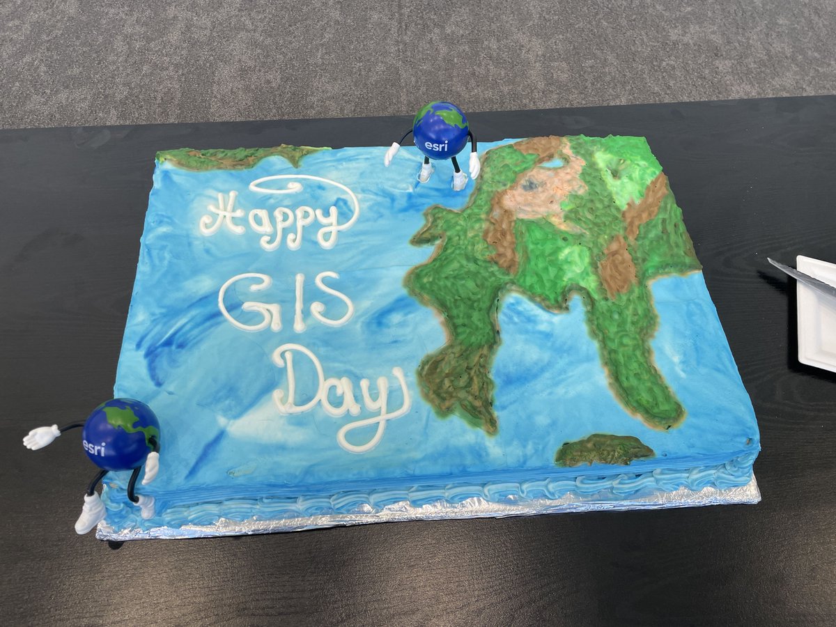 SpatialAce's tweet photo. #Esri Pacific User Conference is winding down with a #GISDay cake. Happy #GIS Day! #EsriPUC #ArcGIS #URISA https://t.co/240k04ieiC