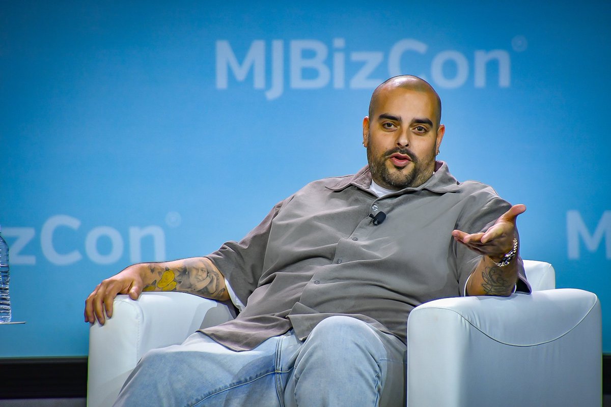 LookAtYouGO_'s tweet photo. BREAKING:  Berner just announced on stage for the first time that @cookiesglobal will be supporting the home grow scene by making seeds from their iconic strains available to their consumers.  

@MJBizDaily
@berner415

#mjbizcon2022 #berner #cookies #cannabis #CannabisCommunity https://t.co/na5QcFwhi3