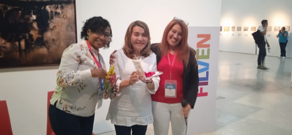 DGRPA1's tweet photo. #16DeNov Ante #Filven2022 la maestra Silvia Tortoza presentó el libro "Aprendo Cantando", un cancionero como recurso pedagógico para aprender de forma divertida a través de las canciones.

#DebatirYRenovar 
#GraeldiJiménez
@_LaAvanzadora
 @vicent_carvajal
 @cenal_ve https://t.co/FKz5eIuHrB