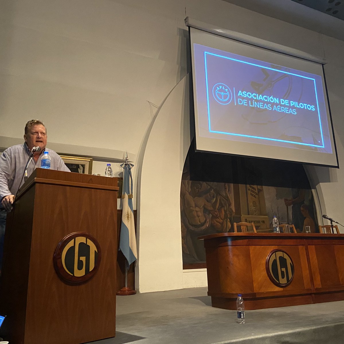 El Secretario General de APLA, Pablo Biro, expuso hoy en la CGT sobre la soberanía aérea argentina y el impacto económico positivo de Aerolíneas Argentinas en el PBI Nacional, con números concretos que reflejan el aporte que diariamente genera para el país.