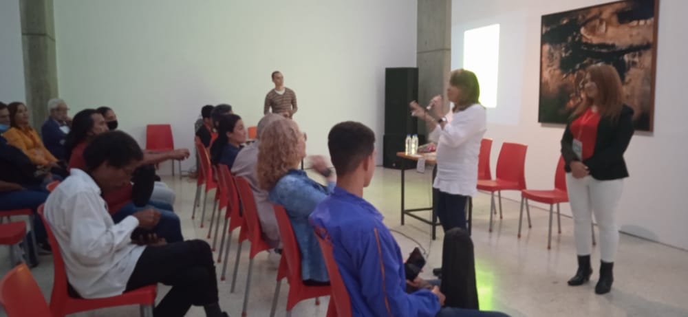 DGRPA1's tweet photo. #16DeNov Ante #Filven2022 la maestra Silvia Tortoza presentó el libro "Aprendo Cantando", un cancionero como recurso pedagógico para aprender de forma divertida a través de las canciones.

#DebatirYRenovar 
#GraeldiJiménez
@_LaAvanzadora
 @vicent_carvajal
 @cenal_ve https://t.co/FKz5eIuHrB