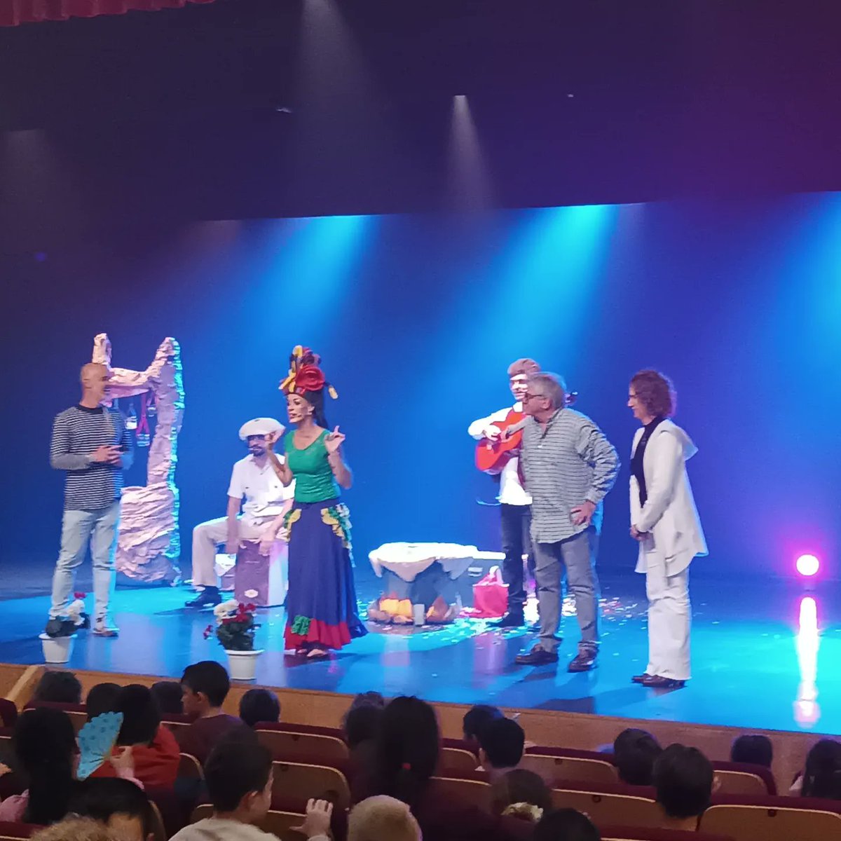 polavide's tweet photo. Teatro "Todo el mundo es flamenco", Grupo #marialamonica 
Agradecemos al  #ayuntamientodepradodelrey esta iniciativa que ha hecho las delicias del alumnado de primaria de nuestra localidad. 💃 https://t.co/iqukQXXtxN