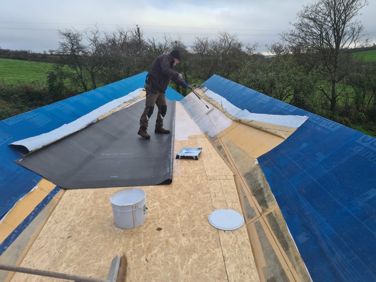 cliomahouse's tweet photo. S*it sometimes happens. Installed boards in valley 2months ago, couldn't finish watertightness for a bunch of unforeseen reasons (life got in the way) had to replace all boards but finally 1.5mm EPDM installed and happy how it marries with @proclima #Adhero membrane! https://t.co/QVeldQ3wmA