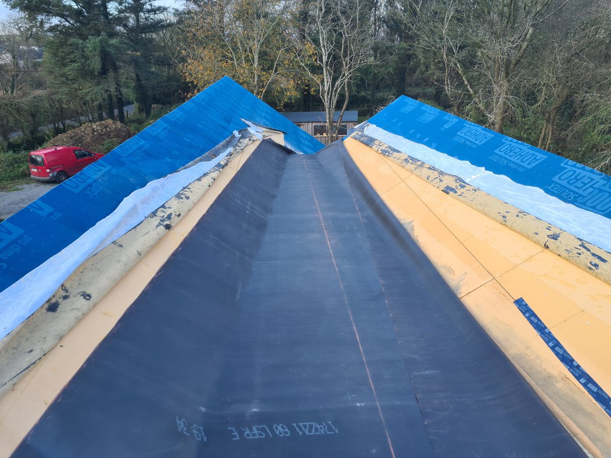 cliomahouse's tweet photo. S*it sometimes happens. Installed boards in valley 2months ago, couldn't finish watertightness for a bunch of unforeseen reasons (life got in the way) had to replace all boards but finally 1.5mm EPDM installed and happy how it marries with @proclima #Adhero membrane! https://t.co/QVeldQ3wmA