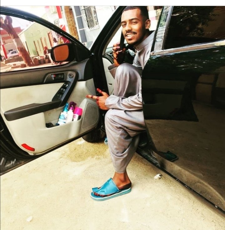 في بسمتك احتار و اقيف نظرتك
خطوات مشيك فارعة القوام
محياك يقيف العاشقين ❤️