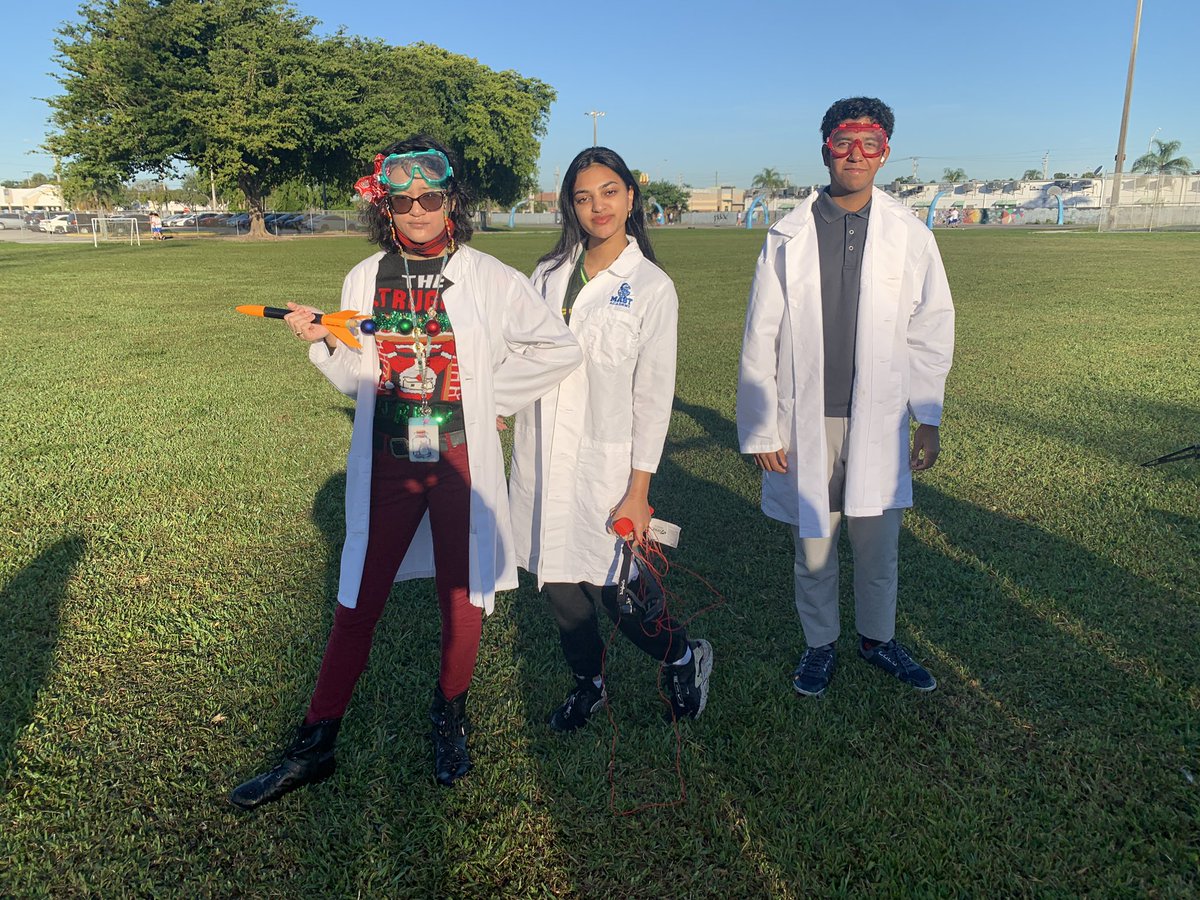 AstroGnatz's tweet photo. Great day for a rocket launch during 1st period Astronomy at Jose Mart MAST 6-12 Academy. We also had solar observations with 3rd period Physics. Next rocket launch date: this coming Friday!  @josemartimast #jmma2223 https://t.co/MbH5ELdRQi