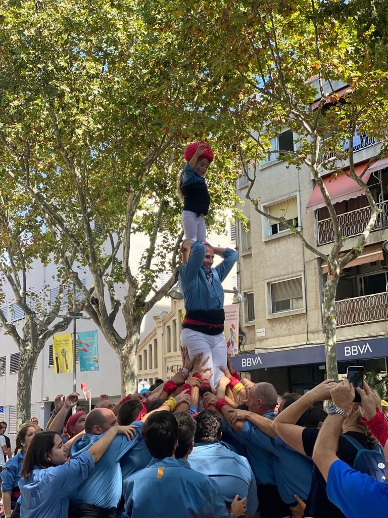 DMDavidMoreno's tweet photo. Com la #pinya va fer brotar aquest pilar, els #castells van fer-me brotar felicitat i, com no, la família i no només la #castellera! 😉 Òbviament, no sense esforç, sacrifici i treball, i, per descomptat, ensopegades! Gràcies @PratMeri i @CastellersPrat !!! 😘😘😘👕👕👕 https://t.co/pJvMxwtadq
