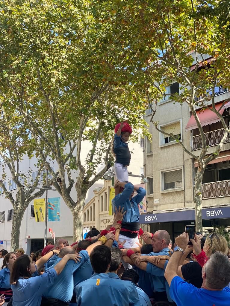 DMDavidMoreno's tweet photo. Com la #pinya va fer brotar aquest pilar, els #castells van fer-me brotar felicitat i, com no, la família i no només la #castellera! 😉 Òbviament, no sense esforç, sacrifici i treball, i, per descomptat, ensopegades! Gràcies @PratMeri i @CastellersPrat !!! 😘😘😘👕👕👕 https://t.co/pJvMxwtadq