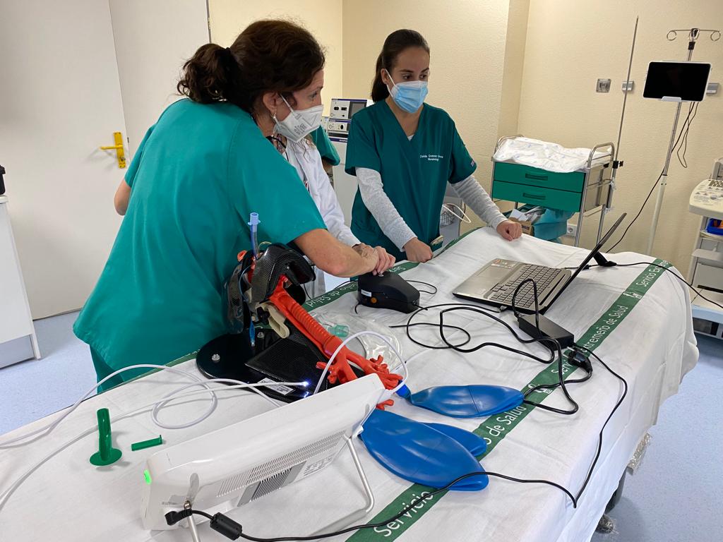 rociogado's tweet photo. Formación en Broncoscopias de nuestros residentes de UCI y Neumología (Hospital de Cáceres) con simuladores cedidos por AMBÚ.
Siempre un placer https://t.co/3htzgUYuZL