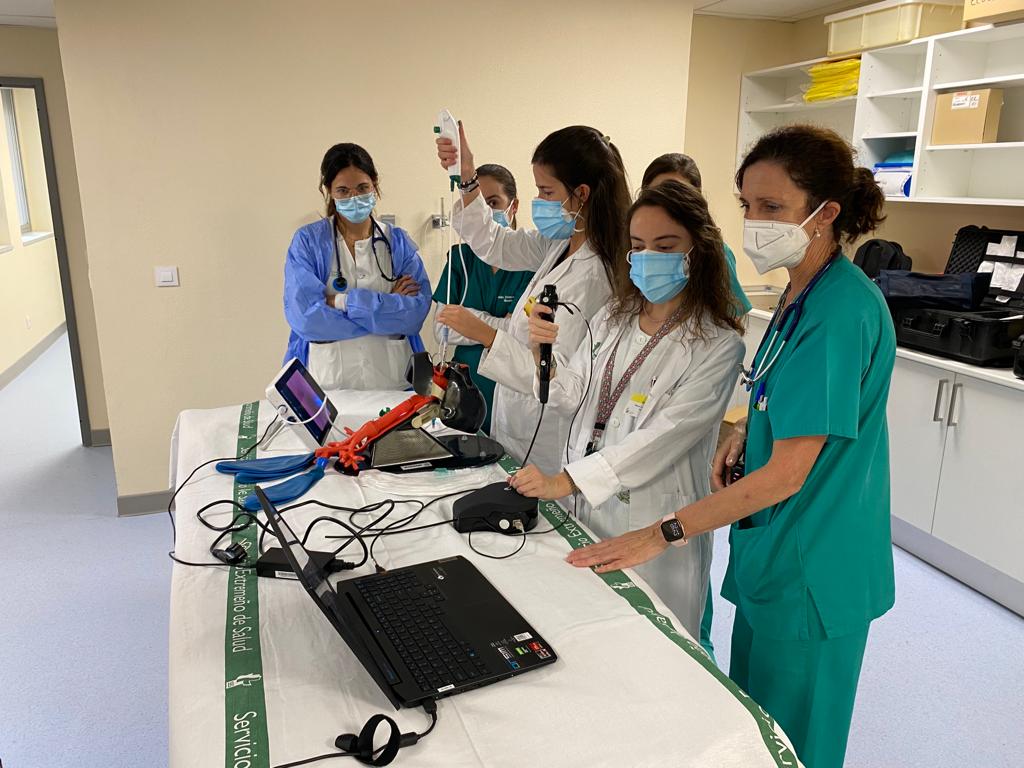 Formación en Broncoscopias de nuestros residentes de UCI y Neumología (Hospital de Cáceres) con simuladores cedidos por AMBÚ.
Siempre un placer