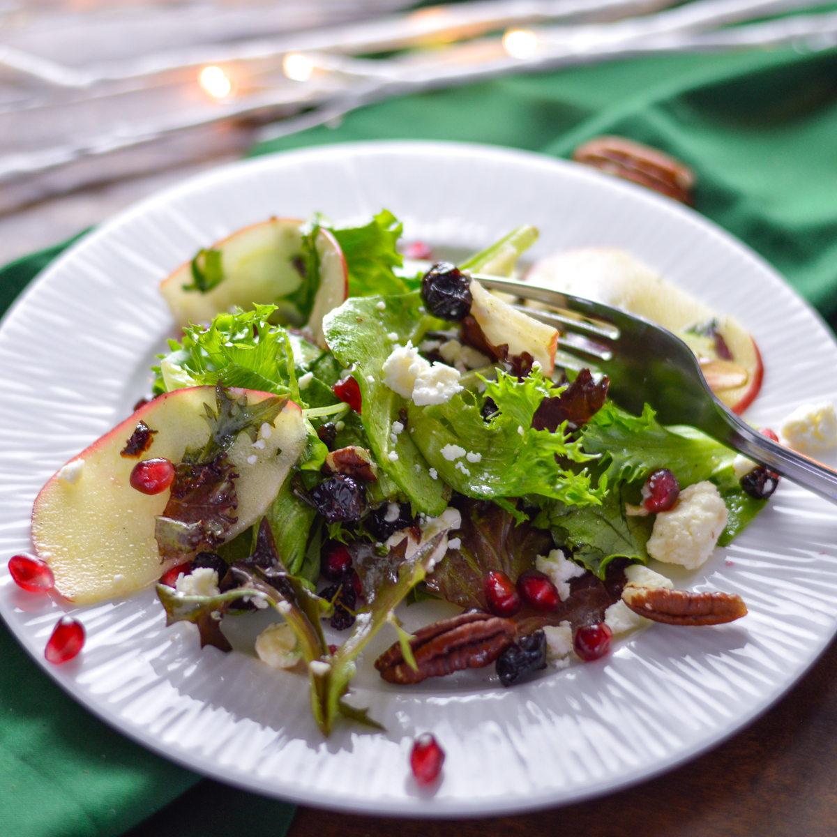 WholeMadeLiving's tweet photo. Apple Pomegranate Green Salad with Cider Vinaigrette is a bright, sweet &amp; tangy side dish to lighten up a heavy holiday menu.
https://t.co/JWQBYoOJDB
#recipes  #Apple #pomegranate #vinaigrette #salad #vegetarianfood #glutenfree #holidayside #holidaysalad #sidedish #kidfriendly https://t.co/8jT3K7UujA