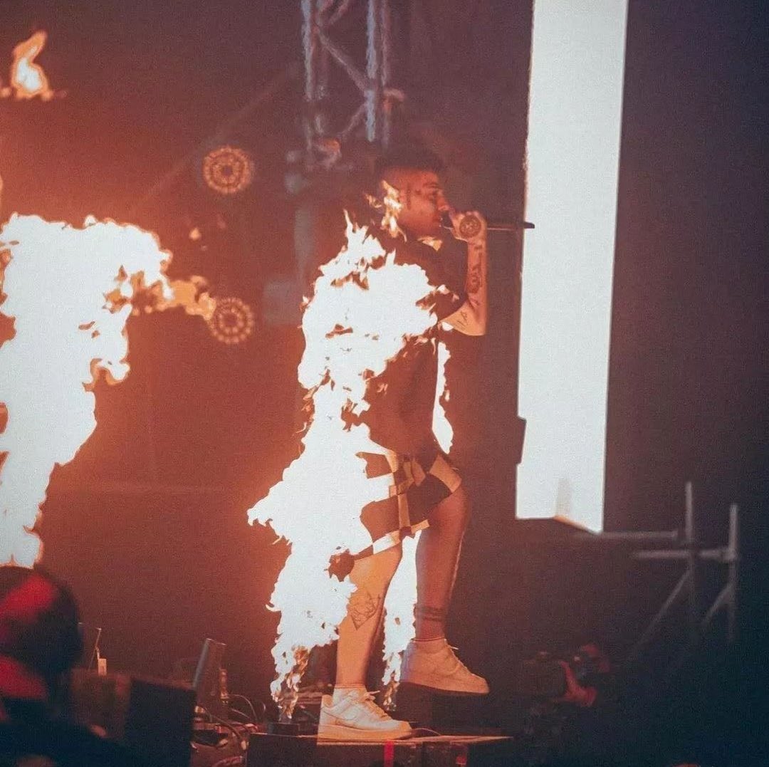 Duko saliendo del estudio después de grabar la Music Session: