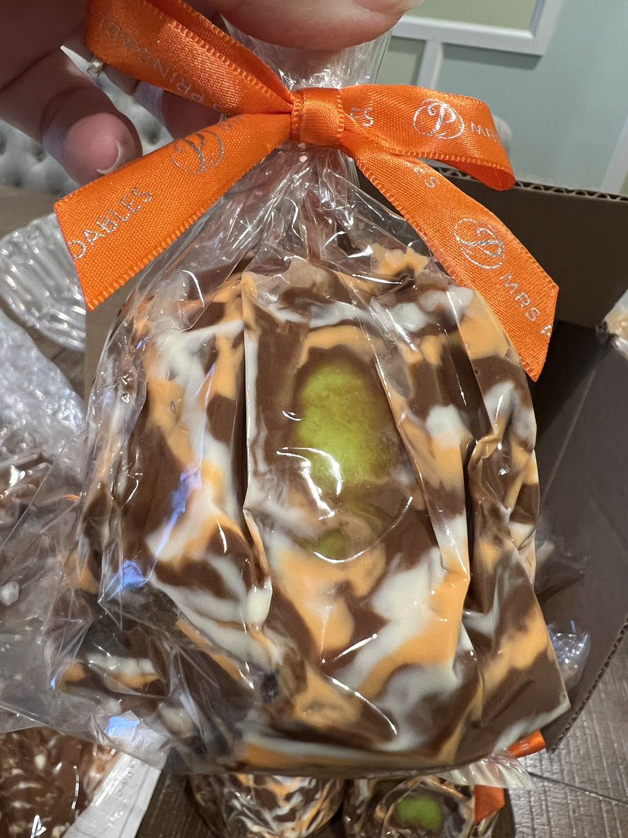 KDion1's tweet photo. @mrsprindables These are the “Gourmet Apples” that were delivered to me today! ABSOLUTE GARBAGE!! https://t.co/Xl7v2V4HHL