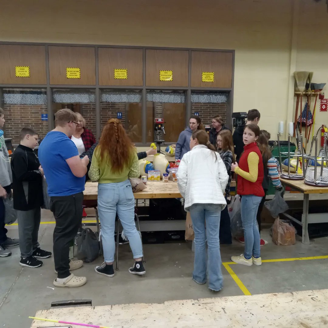 ffa_cascade's tweet photo. Today we had some of our members make meal bags for a few families at MCW. Thank you to all who helped! https://t.co/uAmh3UO9pa