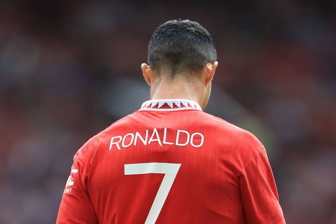 cristianocomtr's tweet photo. Cristiano Ronaldo: “Yalnızlık hayatım boyunca arkadaşım oldu yalnız kalkmaktan asla korkmadım.. Babam öldüğünde bu duyguyu en derinden yaşamıştım. Beni istedikleri kadar yalnızlaştırmaya çalışabilirler günün sonunda zirvede görecekleri tek bir isim olacak Cristiano Ronaldo.” https://t.co/y15na7OVV5
