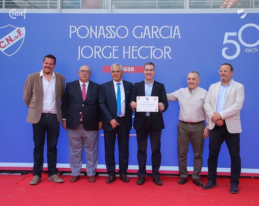 Nacional's tweet photo. ¡Los socios con 50 años en el Club recibieron su medalla conmemorativa! 🏅👏🏼

#ElClubGigante 🔵⚪️🔴 https://t.co/lWojE9Vrl3