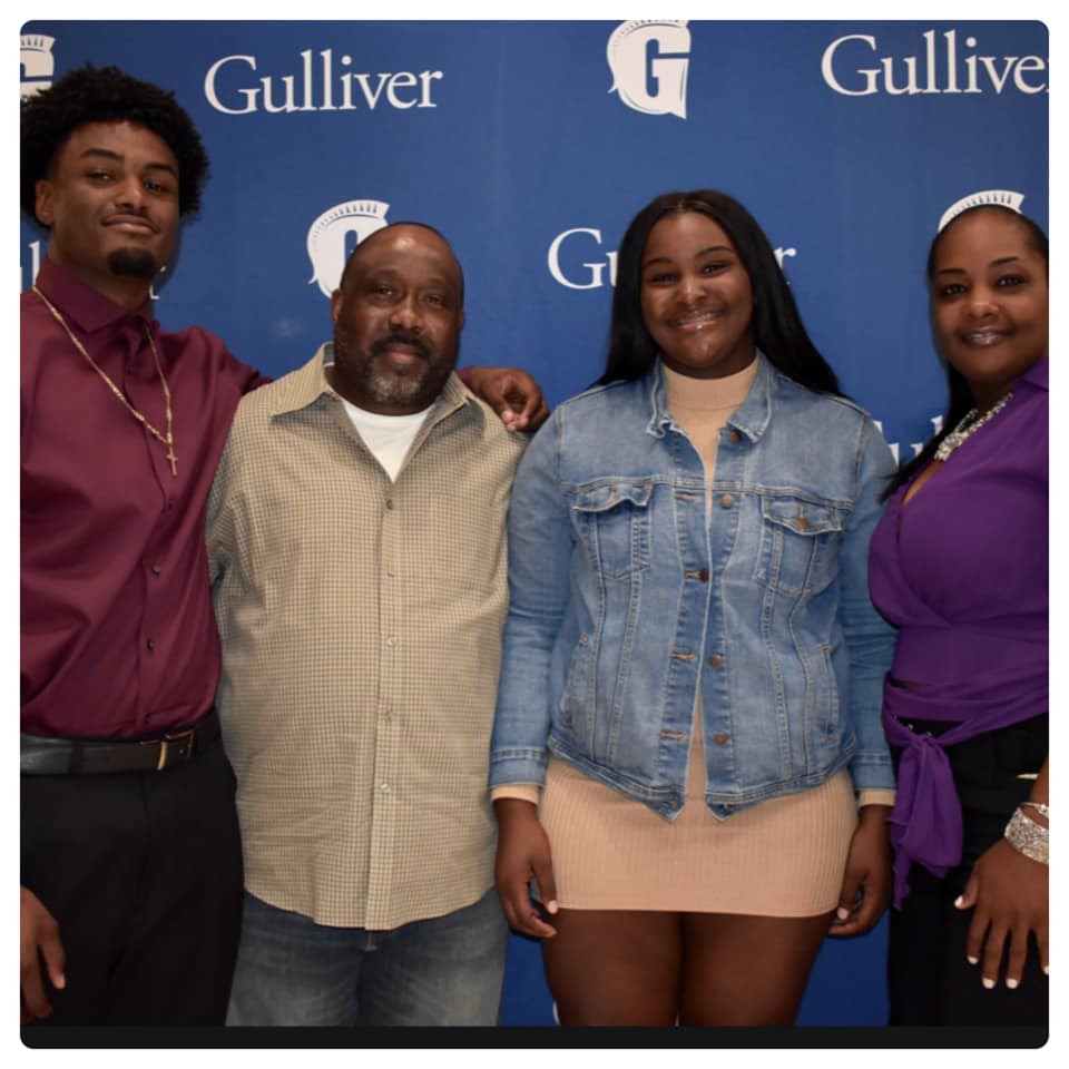 AnthonyTVNews's tweet photo. that genuinely loved D’Sean, and that he was blessed to be a member of. Football and art was his passion, but the love that he had for his family, friends and his community was proven time and time again through his candid dedication." https://t.co/05cWI7VsH5