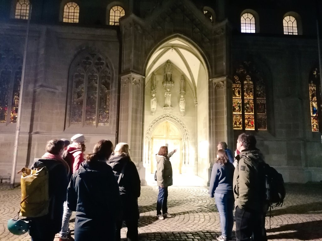openaccessnet's tweet photo. Heute Abend bekommen wir bei der #OAStaffWeek eine Stadtführung durch das schöne (mehr oder weniger gut beleuchte) Konstanz 🌃

 #Bodensee #Abendspaziergang #stromsparen https://t.co/4GdLJ1On0d