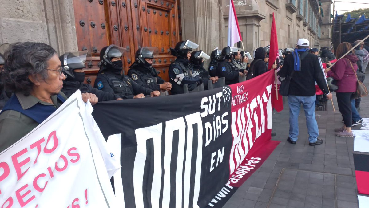 evamaponce's tweet photo. ¿Por qué envían GRANADEROS (que "ya no existen") a impedir una manifestación pacífica frente a Palacio Nacional? ¿Qué temen?, ¿a que #periodistas y #trabajadores que han soportado #1000DiasDeHuelga sean más fuertes que sus palabras sin acciones? Urge solución a #HuelgaEnNotimex https://t.co/BacBYVd7JD