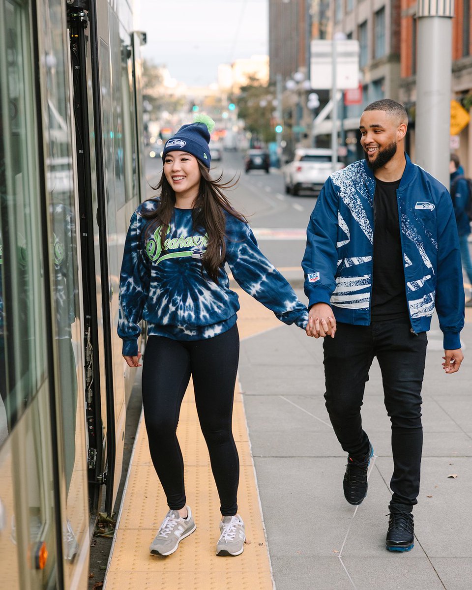 SeahawksProShop's tweet photo. The Seattle lifestyle. 🤩
Make sure to stop by the Pro Shop or log on to score your @Seahawks fall fit today!
#Seattle x #SeahawksStyle https://t.co/MbijXFZcOh