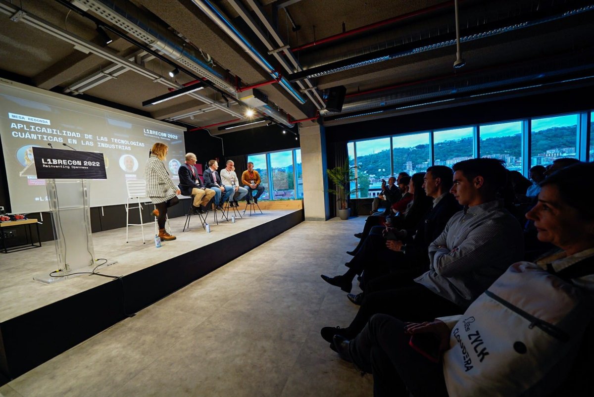 DOKSummitBilbao's tweet image. Interesantes mesas redondas en @BAT_Tower esta última tarde de #LibreCon2022. Hemos hablado de crear en colaboración, de la importancia del espacio, de computación cuántica. ¡Y ya tenemos los premios LibreCon 2022!