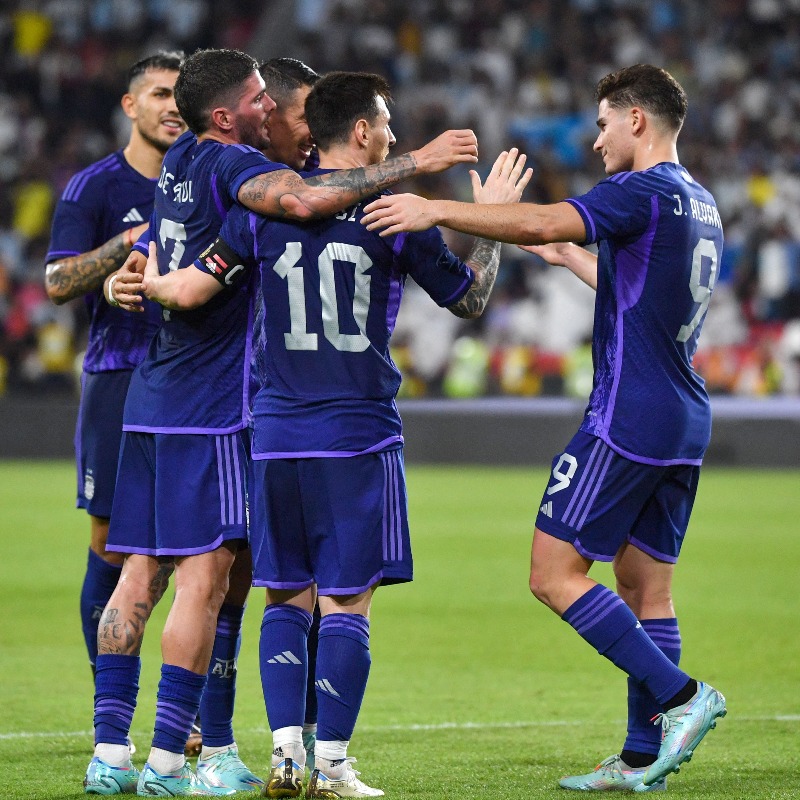 fifaworldcup_es's tweet photo. 🇦🇷 La @Argentina estiró a 36 su racha de partidos invicta tras golear a Emiratos Árabes. 

Próxima parada: la #FIFAWorldCup. 🔜🏆