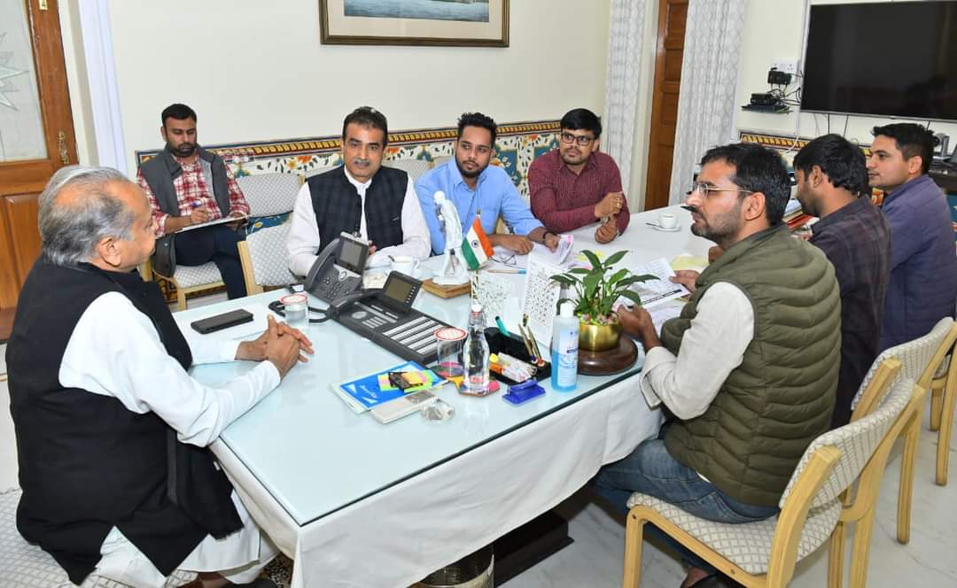 मुझे नहीं पता.....कौनसी सरकार ने गठन किया हैं लेकिन जो अपने हक के लिए इस आंदोलन का नेतृत्व कर रहे हैं आप मिल लीजिए, वादा हैं एक-२ बिन्दु पर आपको संतुष्ट करके भेजेगें....

#OBC_आरक्षण_बहाल_करो