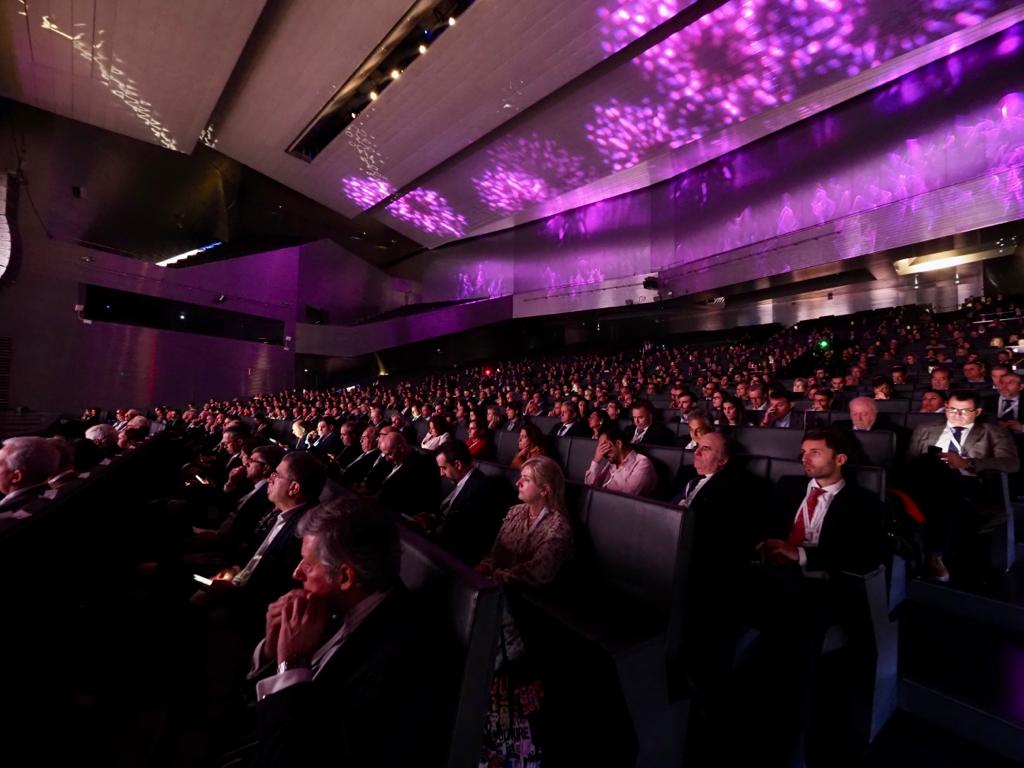 APDasociacion's tweet photo. ¡Concluye la primera jornada del 6 #CongresoAPD Internacional de Directivos! Pero recuerda que si te encuentras en el @fibesevilla, la acción no acaba aquí. Disfruta ahora del networking más exclusivo. Os esperamos mañana con más #ExperienciasAPD https://t.co/oDnE96vqt1 https://t.co/7KLBlsznMV