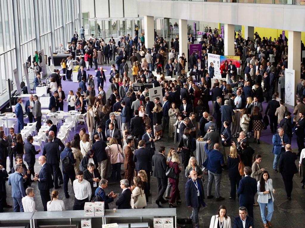 ¡Concluye la primera jornada del 6 #CongresoAPD Internacional de Directivos! Pero recuerda que si te encuentras en el <a href="/fibesevilla/">Fibes Sevilla</a>, la acción no acaba aquí. Disfruta ahora del networking más exclusivo. Os esperamos mañana con más #ExperienciasAPD bit.ly/APDDirectivos2…