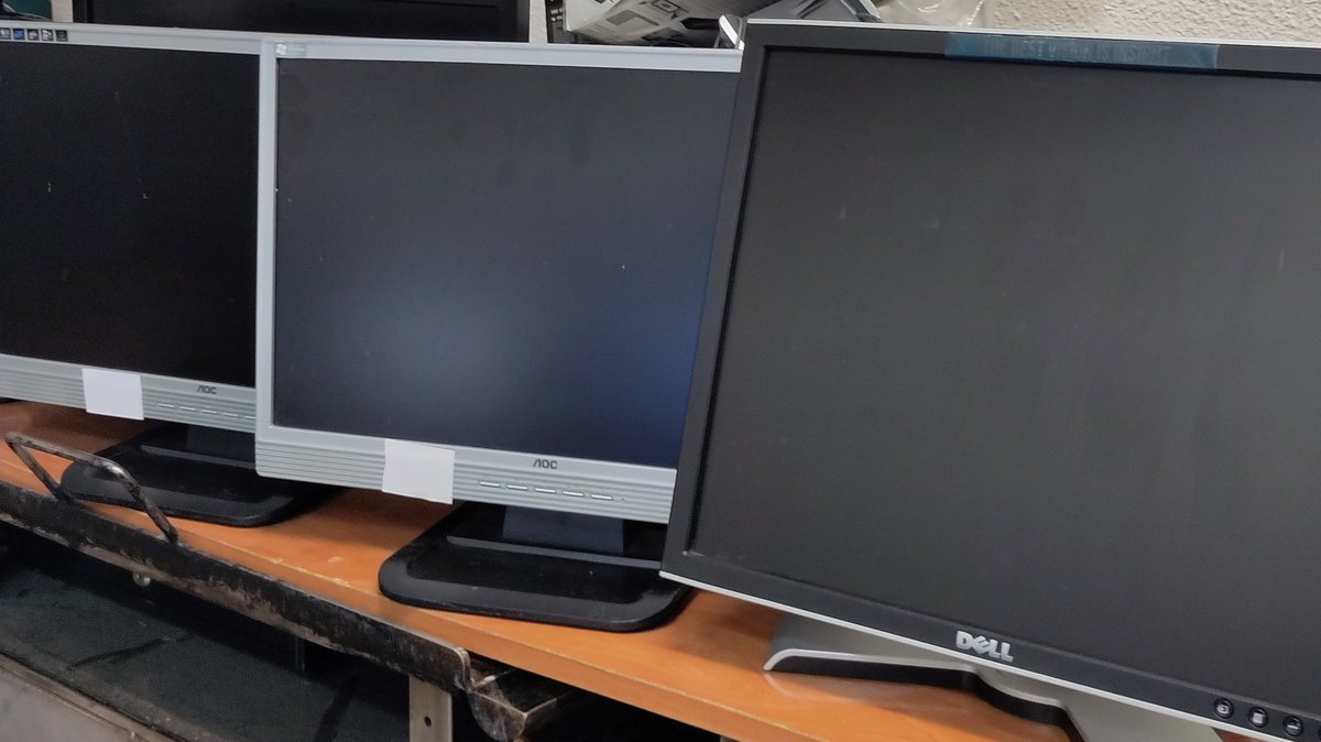 Buscamos personas que quieran adoptar estos monitores, con sus cables, para darles una segunda oportunidad. En el punto limpio no se sentirán muy bien. 

Si nos ayudas y difundes est tweet seguro que les encontramos un buen lugar en el mundo.