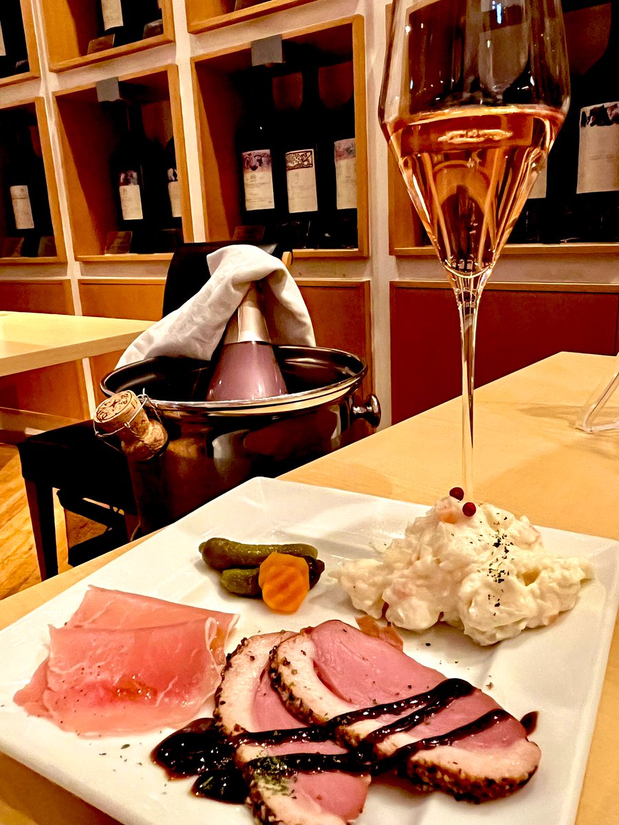 VieDiamant's tweet photo. ·˖* PROYECTO CU4TRO CAVA ROSE
⋆🍾*⋆*
生ハム・鴨のロースト・ポテトサラダ・ピクルス…好きなものばかりの 前菜盛り合わせ と ロゼがピッタリ❤︎ マリアージュ❤︎࿐⋆*
#Dia #カヴァ #ロゼ #クワトロ
#CU4TRO #エノテカワイン部 https://t.co/HvMtNvvvap