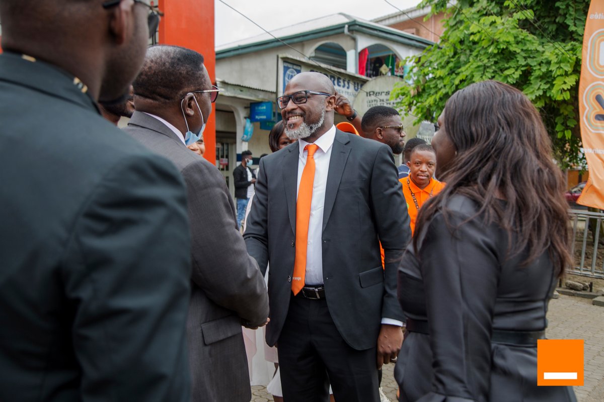 Orange_Cameroun's tweet photo. Quality healthcare is a fundamental right. This can only be achieved with proper equipment.

That's why Patrick Benon, CEO of Orange Cameroon made it a point to visit the South West Region to donate health equipment to the Buea and Limbe Regional Hospital. https://t.co/eURKrIJkul
