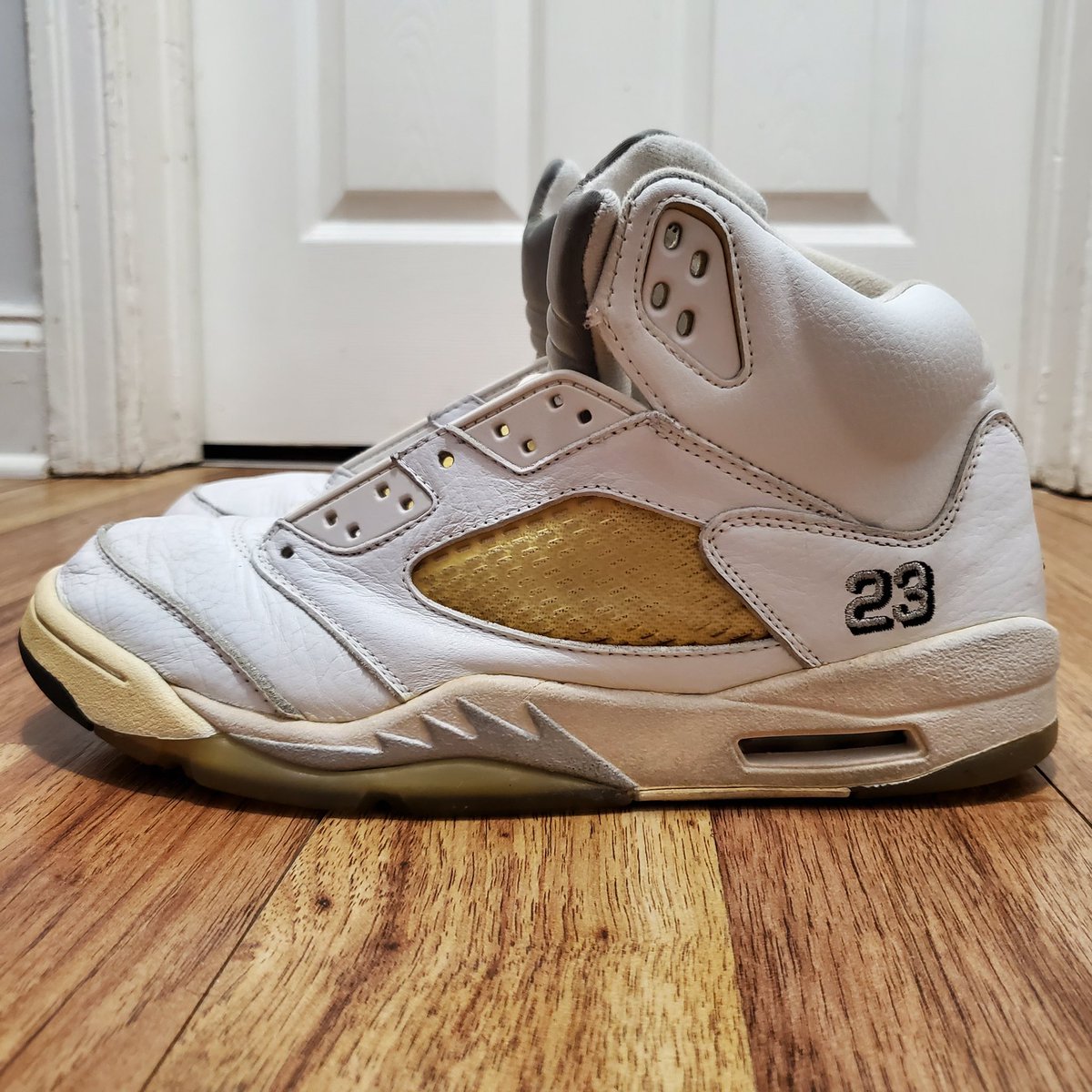 adamsokatart's tweet image. 11 #atmoscollectorsclub these are my ‘00 white metallic 5’s. I could lie about having em the last 22 years but truth is i reached back for them 5 years ago. I only paid $50 &amp;amp; the seller lied to me about the condition of the soles. When the crumbled I dedicated them to Virgil. 🕊