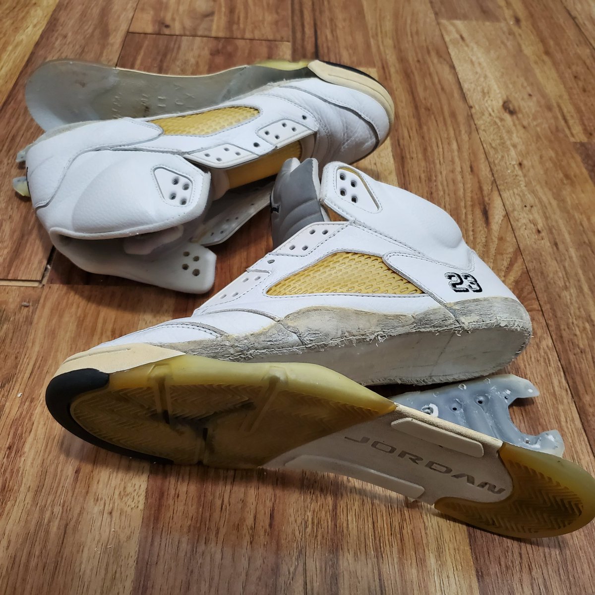 adamsokatart's tweet image. 11 #atmoscollectorsclub these are my ‘00 white metallic 5’s. I could lie about having em the last 22 years but truth is i reached back for them 5 years ago. I only paid $50 &amp;amp; the seller lied to me about the condition of the soles. When the crumbled I dedicated them to Virgil. 🕊