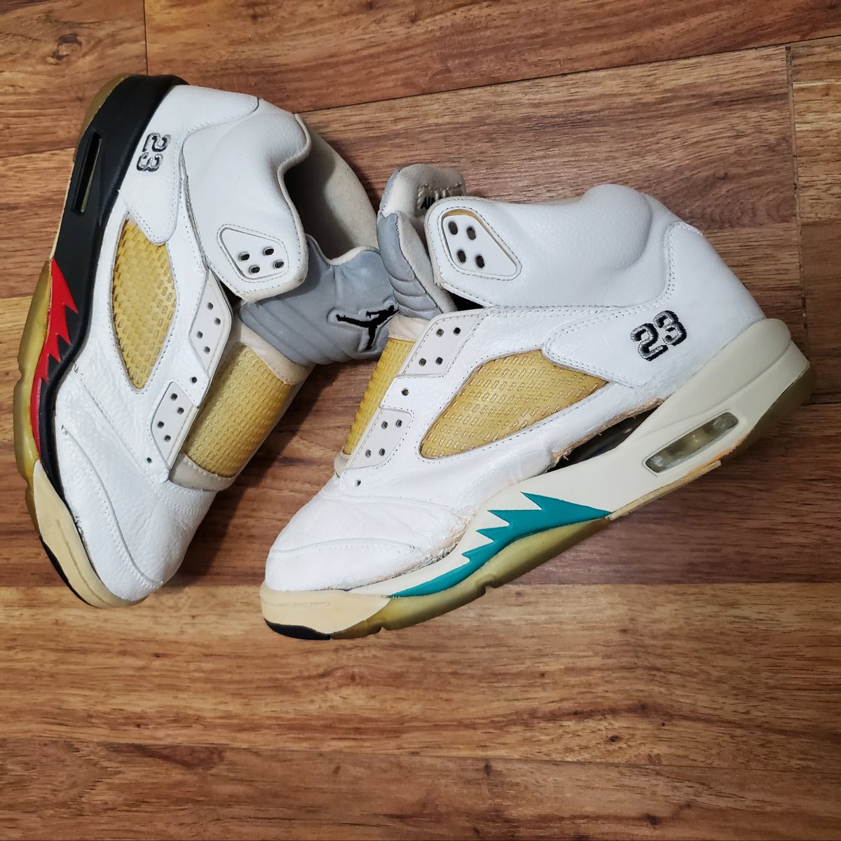 adamsokatart's tweet image. 11 #atmoscollectorsclub these are my ‘00 white metallic 5’s. I could lie about having em the last 22 years but truth is i reached back for them 5 years ago. I only paid $50 &amp;amp; the seller lied to me about the condition of the soles. When the crumbled I dedicated them to Virgil. 🕊