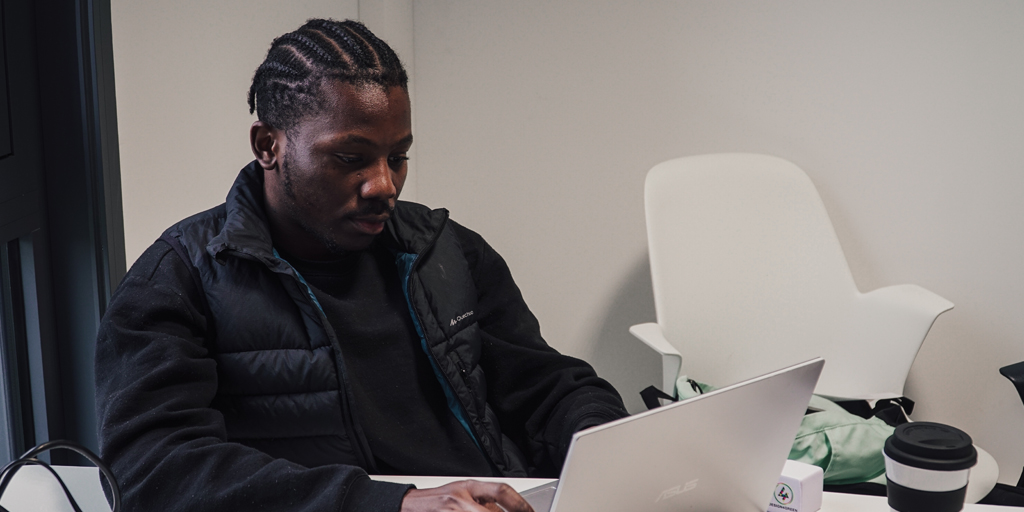 Design4Green's tweet photo. 𝘛𝘩𝘳𝘰𝘸𝘣𝘢𝘤𝘬 on the first day of the challenge. 📸

Good luck to everyone for this long night of work ! 💪🏻

#Challenge #EcoDesign #GreenIT #Design4Green https://t.co/Ary859oSpN