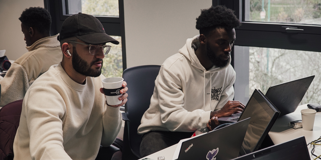 Design4Green's tweet photo. 𝘛𝘩𝘳𝘰𝘸𝘣𝘢𝘤𝘬 on the first day of the challenge. 📸

Good luck to everyone for this long night of work ! 💪🏻

#Challenge #EcoDesign #GreenIT #Design4Green https://t.co/Ary859oSpN