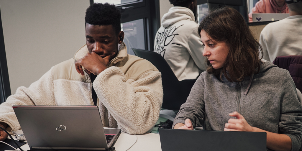 Design4Green's tweet photo. 𝘛𝘩𝘳𝘰𝘸𝘣𝘢𝘤𝘬 on the first day of the challenge. 📸

Good luck to everyone for this long night of work ! 💪🏻

#Challenge #EcoDesign #GreenIT #Design4Green https://t.co/Ary859oSpN