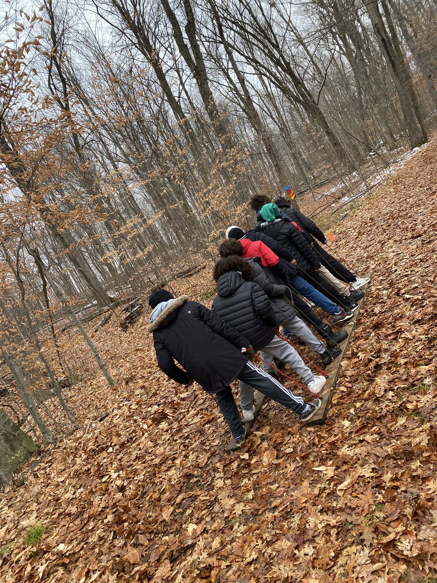 MissCBeattie's tweet photo. Thank you @CircleRRanchOnt and TVDSB Outdoor Ed. for a fun day of Leadership and Community Activities for our 7/8s @WilfridJuryPS ! @mikelevy314 @MissScott93 #thecolddidntbotherus ❄️ 🐺 ⛄️ https://t.co/kNKwNiL1R7