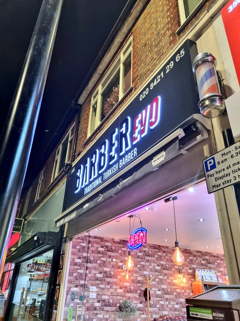 MGoodwinFreeman's tweet photo. Thank you to #BarberEVO #HatchEnd for ending my 'mop head' look ✂️ Would highly recommend! Very fast, cheap &amp; wonderful conversations! 👍

Really great to hear how the #onehourfree parking has helped businesses &amp; our high streets! 👏 #PuttingResidentsFirst https://t.co/CJjNvya7oX