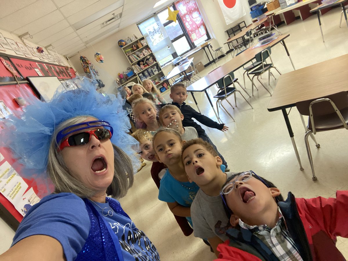 frysensei's tweet photo. #aka and #ao are the Star Colors of the week in #Nihongo!! Kinder kids think @frysensei  is crazy! @EES_Mustangs https://t.co/z5mg718BOP