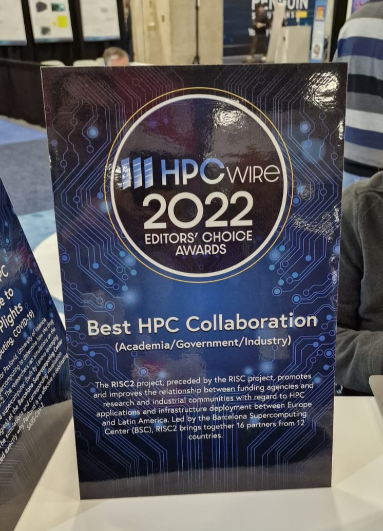Our team receiving the @HPCwire  Editors’ Choice Award for “Best HPC Collaboration”! 👏
We’re so proud of this achievement and we would like to congratulate everyone involved in the project.
#RISC2 #HPC #HPCwireRCA22 @Supercomputing
