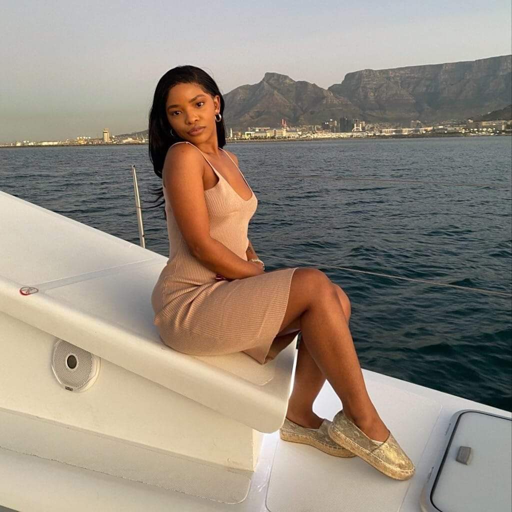 Lookey_16's tweet photo. @rubybox_beauty @lhuw_  is radiant,unstoppable and always willing  to go extra mile. She takes care of her skin so effortlessly and natural. She believes  that beauty  comes first in everything because your look says alot about u and ur confidence. #GlowUnapologetically #rubyboxLUX https://t.co/6gBHyyZtt5
