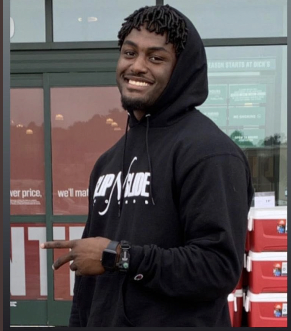 AnthonyTVNews's tweet photo. 🚨MORE: Coach Sims read two notes written by D'Sean. One of them was titled, "Bigger than me." In it, D'Sean talks about the time a young man came up to him and said, "I want to be just like you." He says it was at that moment he realized, it was "bigger than me." https://t.co/viTunTQCG7